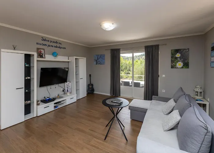 3 Bedroom Beautiful In アパート *