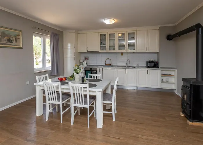 3 Bedroom Beautiful In アパート Zaton Doli